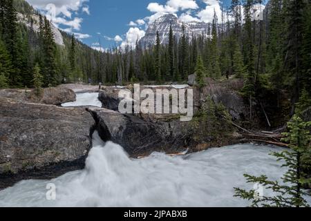 Lange Exposition an der natürlichen Brücke mit starkem Fluss in den Rockies Stockfoto