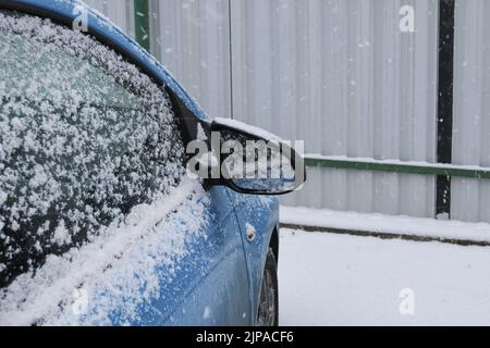 Flügelspiegel unter dem Schnee. Winterzeit Stockfoto