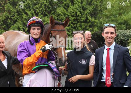 London, Großbritannien. 16. August 2022. Tidal Storm, geritten von Ross Coakley Pose für ein Foto neben Connections in der Gewinneranlage nach dem Gewinn des 16:30 auf der Kempton Park Racecourse, Großbritannien. Kredit: Paul Blake/Alamy Live Nachrichten. Stockfoto