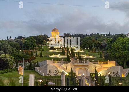 Nachtlichter in den Bahai-Gärten in Haifa, Israel, 30. Juni 2022 Stockfoto