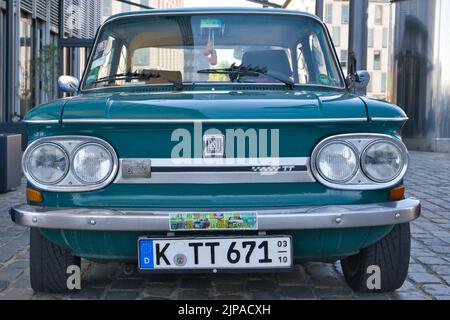 Grüner NSU Prinz TT vom 1960s auf der Oldtimer Show in Köln, Deutschland, Vorderansicht Stockfoto