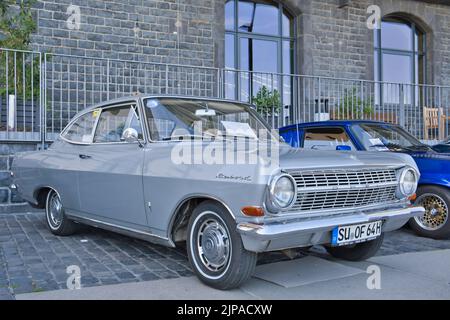 Opel Rekord Ein Coupé aus den sechziger Jahren auf der Oldtimer-Ausstellung in Köln, Deutschland, Seitenansicht von vorne Stockfoto