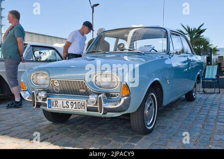 Ford Taunus 17m aus den 60er Jahren auf der Oldtimer Show in Köln, Deutschland, Vorderansicht Stockfoto