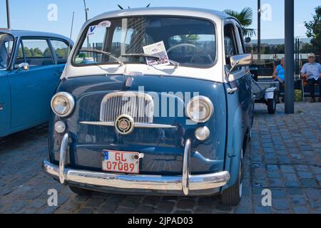 Fiat 600 Multipla aus den Sechzigern auf der Oldtimer-Ausstellung in Köln, Deutschland, Vorderansicht Stockfoto