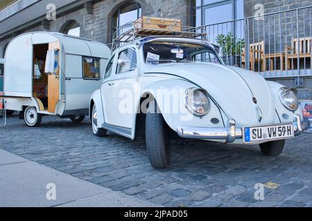 Volkswagen, VW Käfer mit Wohnwagen aus den 60er Jahren auf der Oldtimer-Ausstellung in Köln, Deutschland, Stockfoto