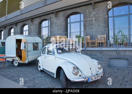 Volkswagen, VW Käfer mit Wohnwagen aus den 60er Jahren auf der Oldtimer-Ausstellung in Köln, Deutschland, Stockfoto