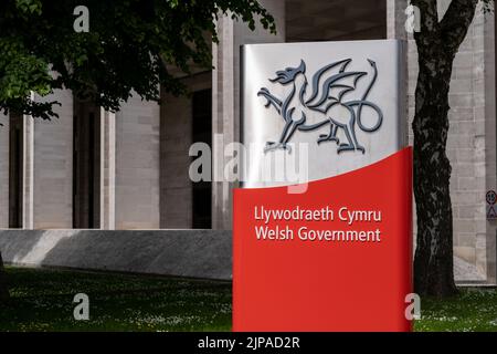 Ein Zeichen für die walisische Regierung (auf Walisisch: Llywodraeth Cymru) vor einem Regierungsgebäude in Cardiff, Wales, Großbritannien Stockfoto