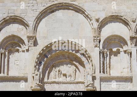Termoli - Molise - Detail der Kathedrale Santa Maria della Purificazione, im apulischen romanischen Stil, Symbol der adriatischen Stadt Stockfoto