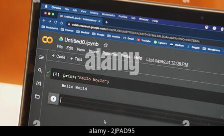 Eine Nahaufnahme einer „Hello World“ auf einem Laptop Stockfoto
