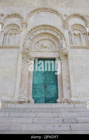 Das kostbare Bronzeportal der Kathedrale von Termoli befindet sich im alten Dorf und ist ein Symbol der Küstenstadt Stockfoto