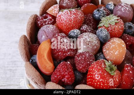 Französischer charlotte Kuchen mit Sommerfrüchten. Party-Dessert Stockfoto