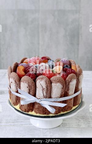 Französischer charlotte Kuchen mit Sommerfrüchten. Party-Dessert Stockfoto