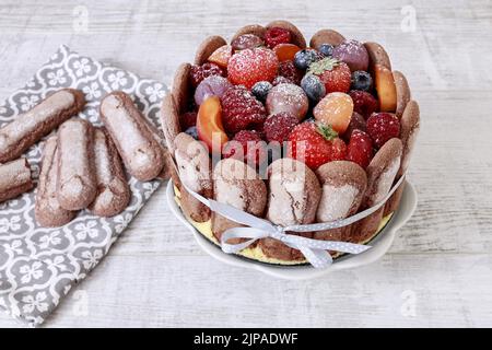 Französischer charlotte Kuchen mit Sommerfrüchten. Party-Dessert Stockfoto