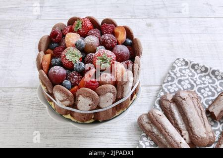 Französischer charlotte Kuchen mit Sommerfrüchten. Party-Dessert Stockfoto