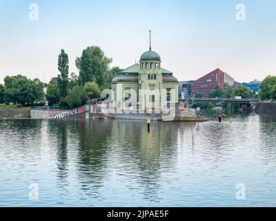 Prag, Tschechische Republik - Juni 2022: Altes Wasserkraftwerk in einem klassizistischen Gebäude auf der Insel Stvanice an der Moldau Stockfoto