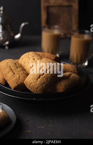 arabische kaak Kekse mit Kaffee auf schwarzem Teller Stockfoto