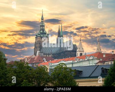 Prag, Tschechische Republik - Juni 2022: Wunderschöne Luftaufnahme mit der Prager Burg bei Sonnenuntergang Stockfoto