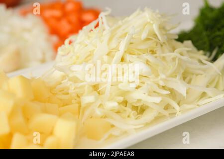 Nahaufnahme von gehacktem Kohl zur Herstellung von traditionellem ukrainischen Borscht. Blick von oben. Stockfoto