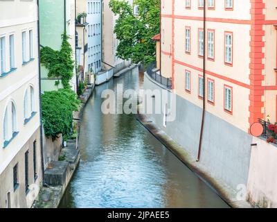 Prag, Tschechische Republik - Juni 2022: Bild mit dem Čertovka-Kanal im Zentrum von Prag. Stockfoto
