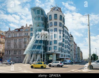 Prag, Tschechische Republik - Juni 2022: Modernes Bürogebäude namens Dancing House Tancici dum vom Architekten Frank Gehry Stockfoto