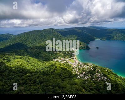 Drohnenbilder von der Küste und dem Ende des Main Ridge von Tobagos nordöstlichem Ende. Dieses Gebiet ist Teil des UNESCO-Biosphärenreservats Nord-Ost-Tobago. Stockfoto