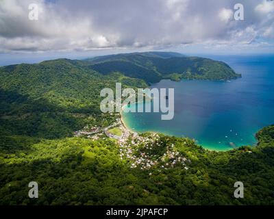 Drohnenbilder von der Küste und dem Ende des Main Ridge von Tobagos nordöstlichem Ende. Dieses Gebiet ist Teil des UNESCO-Biosphärenreservats Nord-Ost-Tobago. Stockfoto