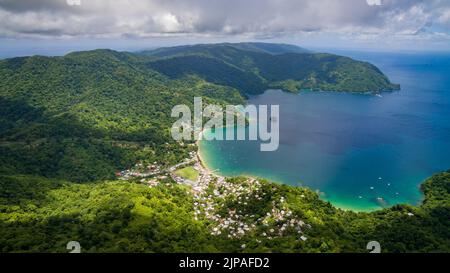 Drohnenbilder von der Küste und dem Ende des Main Ridge von Tobagos nordöstlichem Ende. Dieses Gebiet ist Teil des UNESCO-Biosphärenreservats Nord-Ost-Tobago. Stockfoto