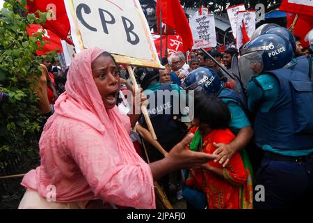 Dhaka, Dhaka, Bangladesch. 16. August 2022. Die Linke Demokratische Allianz marschierte am 16. August 2022 in Dhaka auf das Büro des Premierministers zu und forderte eine Preissenkung bei Heizöl, Harnstoffdünger, Lebensmitteln und täglichen Gütern sowie eine Reduzierung der Transportpreise.damals griff die Polizei ihre Prozession an und stoppte ihren marsch. (Bild: © Abu Sufian Jewel/ZUMA Press Wire) Stockfoto