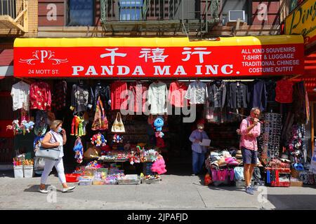 Panda Ma Inc., 24 Mott St, New York, NYC Foto von einem Souvenir-, Gepäck- und Bekleidungsgeschäft in Manhattan, Chinatown. Stockfoto