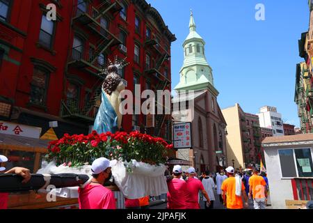 Die Menschen tragen die Jungfrau Maria während des Festes der Himmelfahrt in der römisch-katholischen Verklärung-Kirche in Manhattan Chinatown, New York, 14. August 2022 Stockfoto