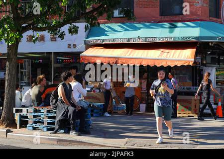 Im A & N Fruit Store, 25 Canal St, New York, in Manhattans „Dimes Square“ Chinatown/Lower East Side warten Menschen auf Getränkebestellungen. Stockfoto