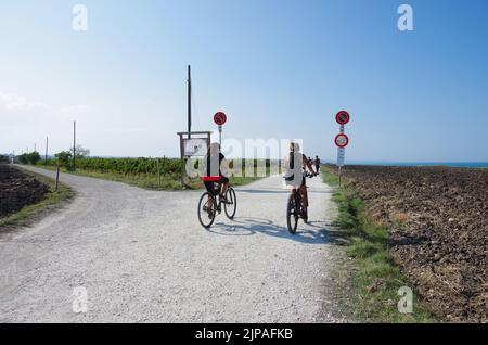 Vasto - Punta Aderci - Abruzzen - Radfahren ist eine zeitlose Leidenschaft, die uns in Kontakt mit der Natur bleiben lässt. Stockfoto