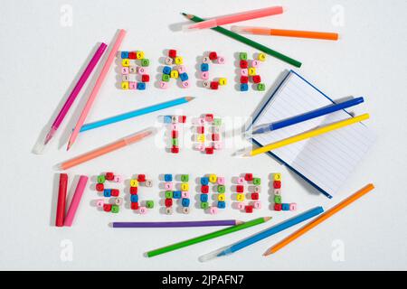 Zusammensetzung von Zahlenperlen, die Wörter bilden Back to School Bleistifte, Notizbücher, Buntstifte, Filzstifte. Stockfoto