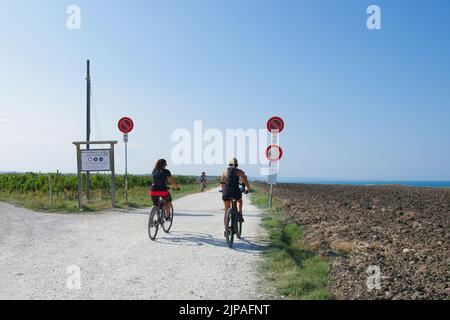 Vasto - Punta Aderci - Abruzzen - Radfahren ist eine zeitlose Leidenschaft, die uns in Kontakt mit der Natur bleiben lässt. Stockfoto