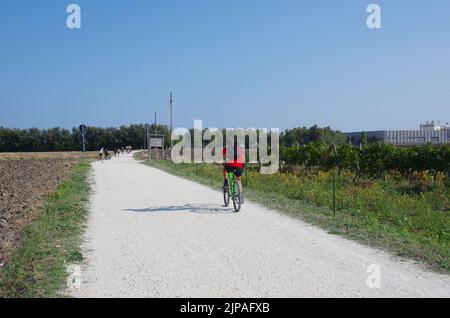 Vasto - Punta Aderci - Abruzzen - Radfahren ist eine zeitlose Leidenschaft, die uns in Kontakt mit der Natur bleiben lässt. Stockfoto