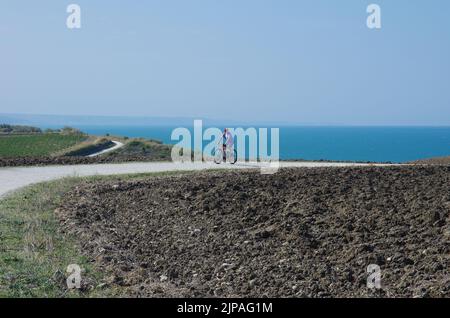 Vasto - Punta Aderci - Abruzzen - Radfahren ist eine zeitlose Leidenschaft, die uns in Kontakt mit der Natur bleiben lässt. Stockfoto