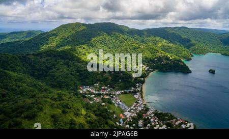 Drohnenbilder von der Küste und dem Ende des Main Ridge von Tobagos nordöstlichem Ende. Dieses Gebiet ist Teil des UNESCO-Biosphärenreservats Nord-Ost-Tobago. Stockfoto
