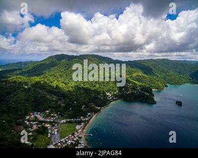 Drohnenbilder von der Küste und dem Ende des Main Ridge von Tobagos nordöstlichem Ende. Dieses Gebiet ist Teil des UNESCO-Biosphärenreservats Nord-Ost-Tobago. Stockfoto