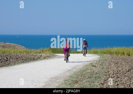 Vasto - Punta Aderci - Abruzzen - Radfahren ist eine zeitlose Leidenschaft, die uns in Kontakt mit der Natur bleiben lässt. Stockfoto