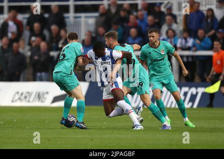 Josh Umerah von Hartlepool United kämpft mit Neill Byrne und Chris Merrie von Tranmere Rovers während des Sky Bet League 2-Spiels zwischen Hartlepool United und Tranmere Rovers am Dienstag, den 16.. August 2022 im Victoria Park, Hartlepool. (Kredit: Mark Fletcher | MI News) Kredit: MI Nachrichten & Sport /Alamy Live News Stockfoto