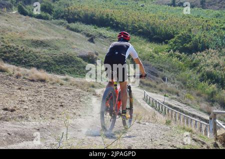 Vasto - Punta Aderci - Radfahren ist eine zeitlose Leidenschaft, die uns in Kontakt mit der Natur bleiben lässt. Stockfoto