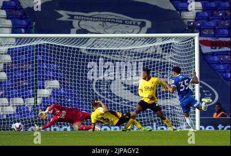 Die George Hall von Birmingham City erzielt das erste Tor des Spiels während des Sky Bet Championship-Spiels in St. Andrew's, Birmingham. Bilddatum: Dienstag, 16. August 2022. Stockfoto