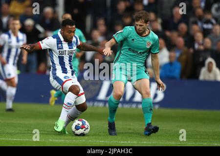 Wes McDonald von Hartlepool United im Einsatz mit Chris Merrie von Tranmere Rovers während des Spiels der Sky Bet League 2 zwischen Hartlepool United und Tranmere Rovers am Dienstag, den 16.. August 2022, im Victoria Park, Hartlepool. (Kredit: Mark Fletcher | MI News) Kredit: MI Nachrichten & Sport /Alamy Live News Stockfoto