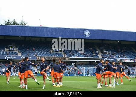 London, Großbritannien. 16. August 2022. Blackpool Spieler wärmen sich am 8/16/2022 in London, Vereinigtes Königreich auf. (Foto von Arron Gent/News Images/Sipa USA) Quelle: SIPA USA/Alamy Live News Stockfoto