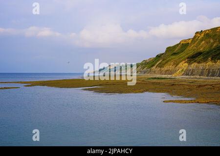 Schöne Aussicht entlang der Küste von Port en Bessin in der Abenddämmerung im Sommer, Normandie Region, Frankreich Stockfoto