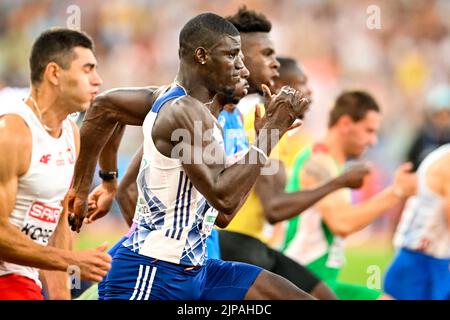 MÜNCHEN, DEUTSCHLAND - 16. AUGUST: Mouhamadou-Sturz Frankreichs im Halbfinale der Männer 100m während der Europameisterschaft München 2022 im Olympiastadion am 16. August 2022 in München (Foto: Andy Astfalck/BSR Agency) Stockfoto
