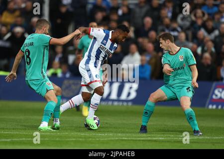 Wes McDonald von Hartlepool United im Einsatz mit Reece McAlear von Tranmere Rovers und Chris Merrie während des Sky Bet League 2-Spiels zwischen Hartlepool United und Tranmere Rovers am Dienstag, den 16.. August 2022 im Victoria Park, Hartlepool. (Kredit: Mark Fletcher | MI News) Kredit: MI Nachrichten & Sport /Alamy Live News Stockfoto