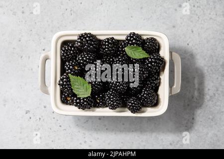Reife Brombeeren in rechteckiger Keramikschale, Nahaufnahme Stockfoto