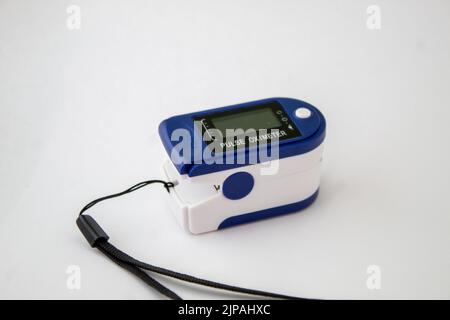 Ein blaues Pulsoximeter auf dem isolierten weißen Hintergrund Stockfoto