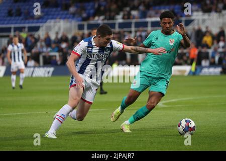 Jake Hastie von Hartlepool United im Einsatz mit Ethan Bristow von Tranmere Rovers während des Spiels der Sky Bet League 2 zwischen Hartlepool United und Tranmere Rovers am Dienstag, den 16.. August 2022, im Victoria Park in Hartlepool. (Kredit: Mark Fletcher | MI News) Kredit: MI Nachrichten & Sport /Alamy Live News Stockfoto